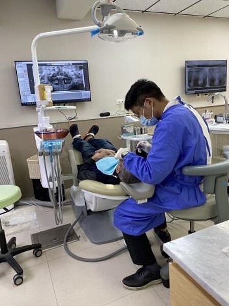 新竹縣政府關心弱勢長輩口腔健康,積極推動假牙裝置補助。圖/新竹縣政府提供