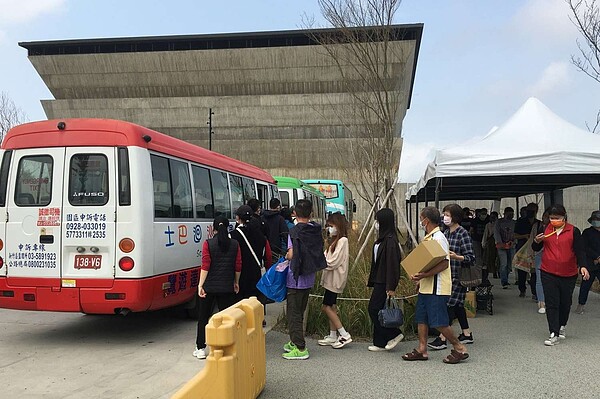 新竹市政府為了舒緩到大坪頂永生園的掃墓車潮，從3月11日至4月5日假日期間提供2條免費接駁路線服務。圖／新竹市政府提供