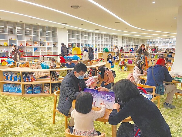 桃園市立圖書館新總館開館試營運3個月,參觀人次已經突破百萬,由於館藏豐富許多家長會帶著孩子來放電。圖/桃園市立圖書館提供