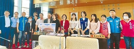 國民黨議員力挺台中巨蛋未來營運採ROT方式,強調在物價持續上漲的環境下,這才是正確方向。(林欣儀攝)