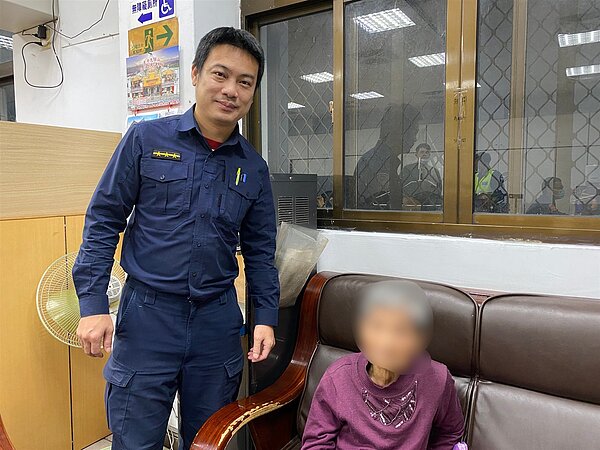 台中市90歲陳姓婦人要返家如廁卻迷途,所幸員警雲昱棋、楊忠諺靠著婦人手腕上的「防走失手鍊」,協助婦人與親人團圓。圖/台中市警察局豐原分局提供