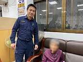 9旬婦開住戶大會尿遁迷途　中警靠「這物」助返家