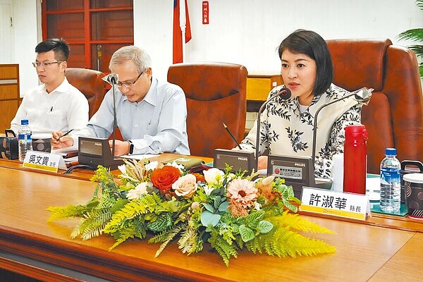 南投縣長許淑華(右),希望加速中興新村活化。(南投縣政府提供/廖志晃南投傳真)