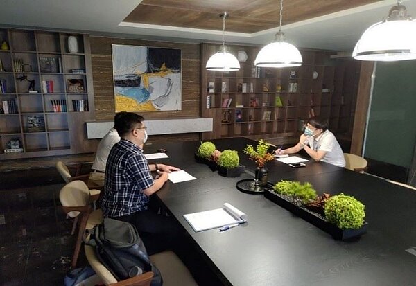 參與補助公寓大廈專業人員現場訪視。圖/高雄市工務局提供