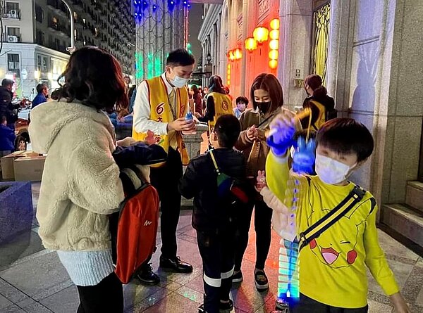 大小朋友們踴躍排隊領取。（圖／新莊樂生活Ｘ有你有我）