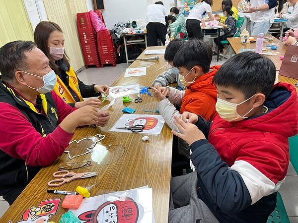 挑選喜歡的圖案，用輕黏土黏上造型，每個人做出來都是獨一無二的。（圖／板橋樂生活Ｘ有你有我）