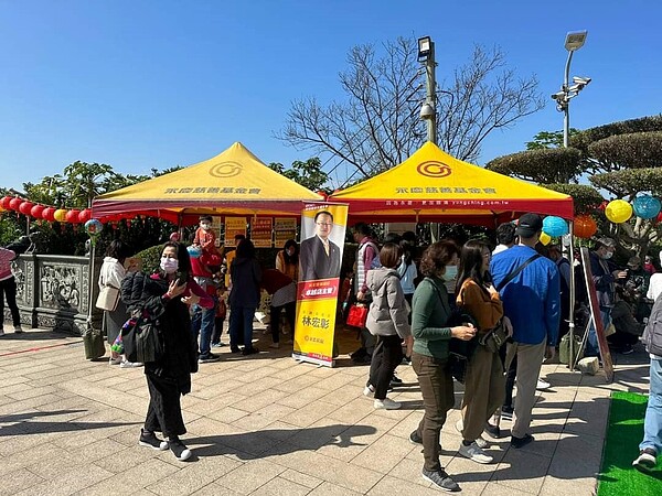 芝山巖惠濟宮發放開運紅包，永慶房屋贊助帳篷。（圖／天母樂生活Ｘ有你有我）