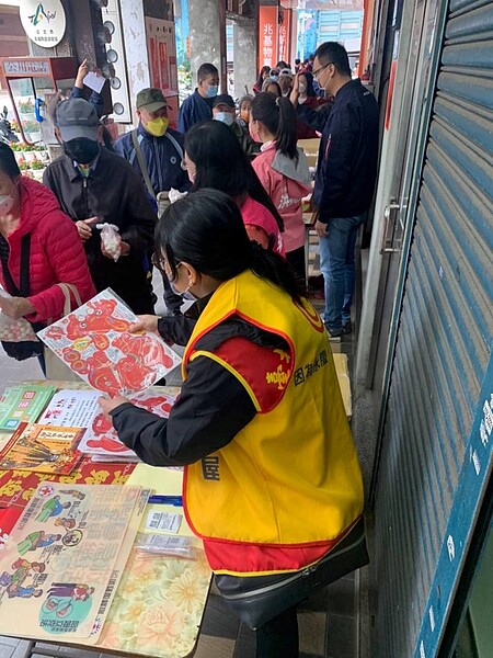 萬壽里志工團隊以及永慶房屋到場幫忙。(圖/中正萬華樂生活X有你有我)