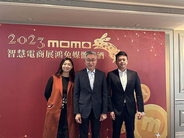 富邦媒總經理谷元宏（中）表示，momo營收無法像過去動輒30%以上的成長率，但仍會高於一般零售業。記者林海／攝影 