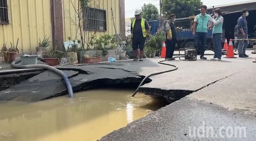 彰化市平和8街今天早上卻因自來管線漏水，進而掏空路面而塌陷，出現長5公尺、寬3公尺、深4公尺的「天坑」。記者劉明岩／攝影 