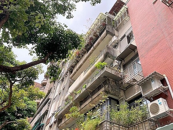 台中「這裡」中古屋井噴?剛需超強嚇到他 網揪關鍵:不用懷疑 網友不解「為何屋主賣屋,還要特地去裝潢好再賣?」,想找原屋況中古屋似乎很難。示意圖/好房網News記者黃芸涵攝