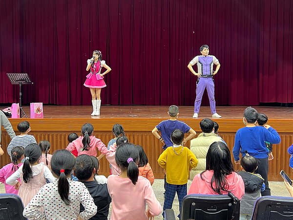 MOMO親子台的檸檬哥哥、水晶姊姊與台下小朋友們唱跳互動，讓小朋友理解理財的重要性。圖／永慶房產集團提供