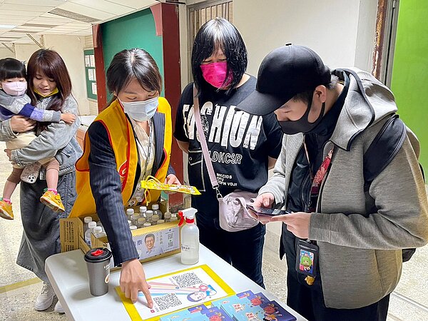 永慶房屋熱情響應親子理財活動，協助人流引導、發放童書禮品，也準備實用的文具組贈送給大小朋友。圖／永慶房產集團提供