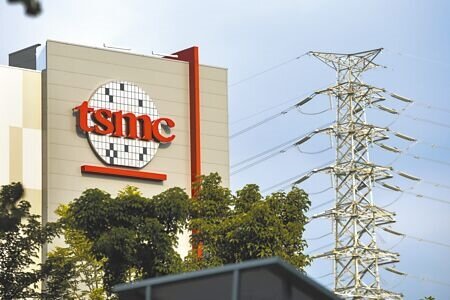 
台綜院昨公布，2月半導體用電成長率僅0.44％，創2018年11月以來最低漲幅，2月電力景氣燈號轉為衰退的藍燈。圖為台積電南科園區廠房。（本報資料照片）
