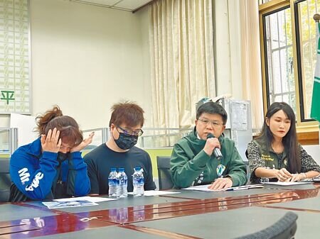 「龍舟天菜」陳俞安的母親（左一）21日泣訴兒子的光榮跟殞落都在水裡，當母親的無法接受。（蔡依珍攝）