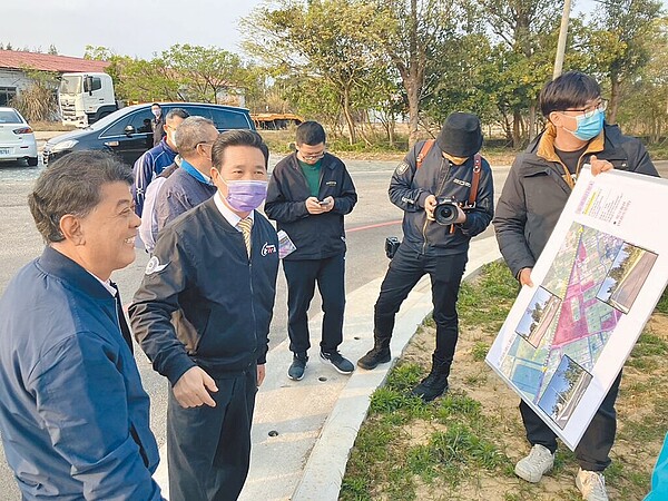 金門縣長陳福海（左二）20日現勘轄內5處青年住宅基地，並允諾任內會照計畫往下推。圖／金門縣政府提供