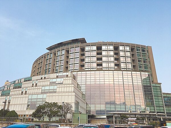 為解決大淡水地區日益增長的醫療需求，並照顧到北海岸居民，地方上有呼聲希望在淡海新市鎮再設立一間醫院，但受到「次醫療區域每萬人不得逾50床的限制」的法令限制卡關。圖為淡水馬偕醫院。圖／新北市衛生局提供