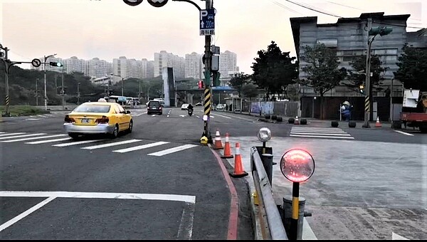 路中央號誌桿將遷移，基隆瑞芳間濱海自行車道險象環生。記者游明煌／翻攝