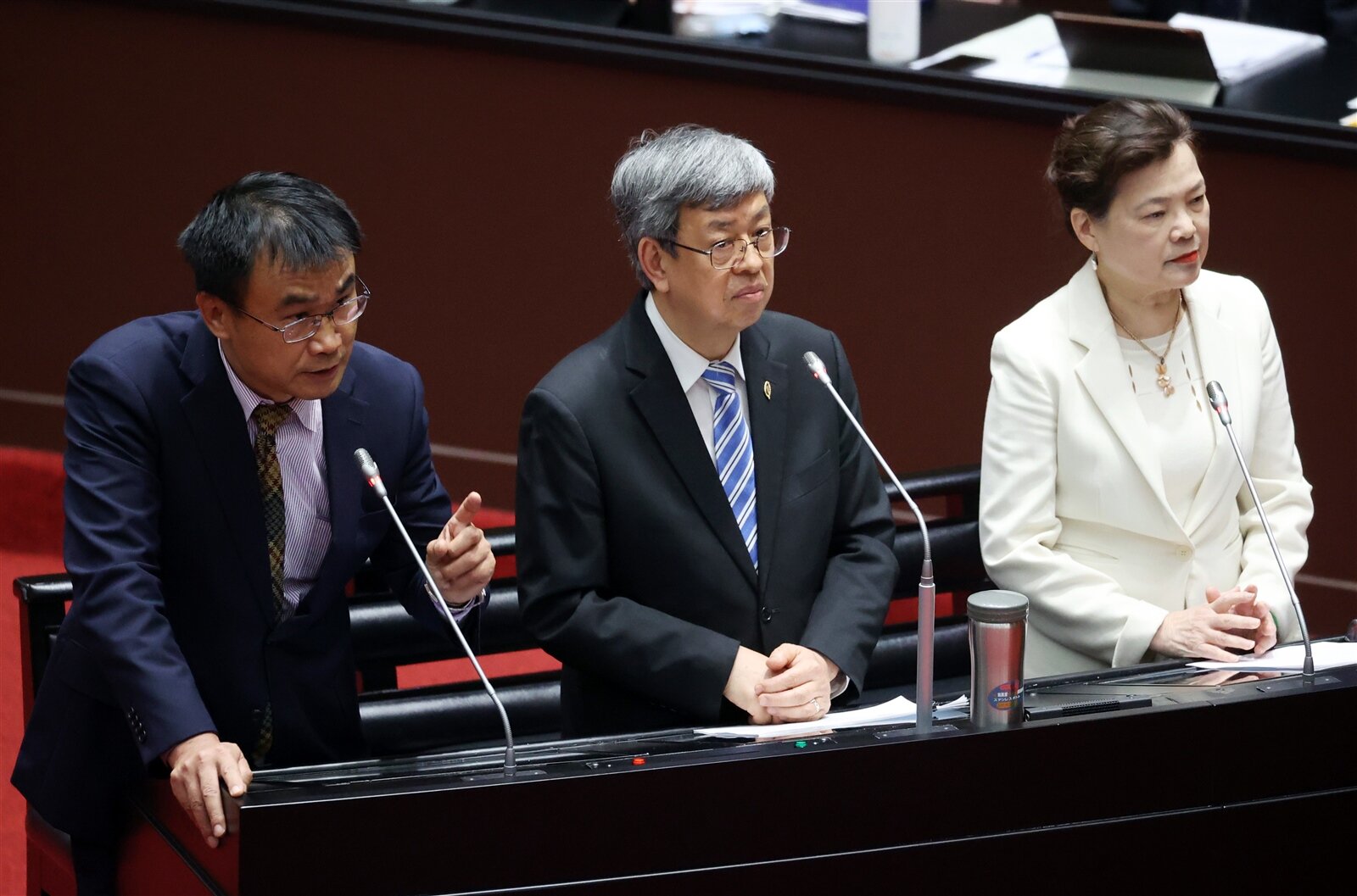 行政院長陳建仁（中）、農委會主委陳吉仲（左）與經濟部長王美花（右）今天下午赴立法院備詢。記者曾吉松／攝影 