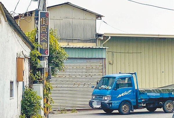 台中市交通局在大里區頂厝路21巷試辦智慧路標,運用雷達微波技術偵測幹道路口的來車。圖/台中市政府交通局提供