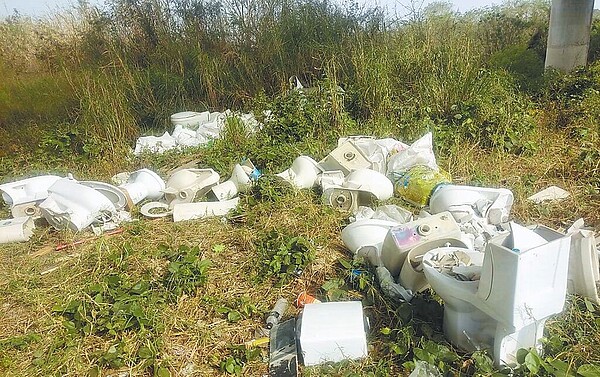 苗栗縣銅鑼鄉客屬大橋下方後龍溪河床,遭濫倒廢棄馬桶等大量廢棄物,警方循線追查,將涉嫌濫倒的46歲黃姓男子逮捕到案。圖/警方提供