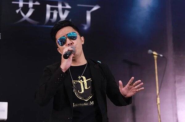 艾翔去年在哥哥艾成追思會上獻唱。圖/民視提供