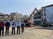 住戶架圍籬、大門深鎖　文山區木柵路公辦都更代拆今破門進入