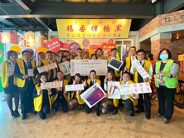 永慶房產集團加盟四品牌台南區經管會捐贈50萬元支持植物人安養,幫助創世基金會台南分會在4月 15日舉辦「大手拉小手」公益園遊會。圖/永慶房產集團提供