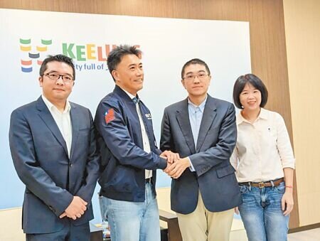 基隆市議員林沛祥(左二)22日拜會基隆市長謝國樑(右二),討論國道客運9026路線問題。(張志康攝)