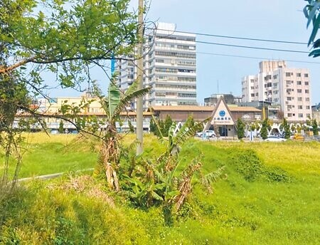 
新竹市政府正式啟動汀甫圳第14支線簡易通學路計畫，香中學生未來不必再繞道大馬路，3分鐘就能到校。（陳育賢攝）
