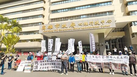 反大寮區第74期伍厝段自辦重劃自救會昨日到四維行政中心抗議,並提出3點訴求,要求將不同意參加重劃的土地所有權人剔除計畫書範圍外。(洪靖宜攝)
