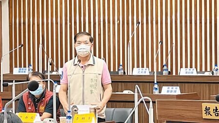 台南市消防員長期處於人力短缺,消防局長李明22日在議會接受質詢。(張毓翎攝)