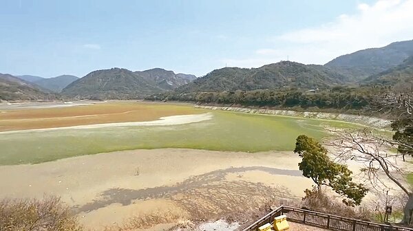 曾文水庫只剩約一成水量,底部淤泥裸露、長滿雜草,像一座高爾夫球場。 圖/大埔鄉公所提供