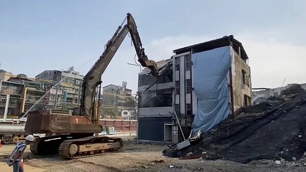 文山木柵段公辦都更案22日拆除現況。圖/更新處提供