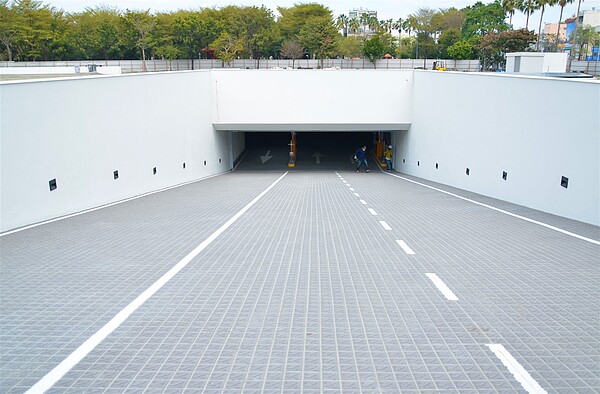 台南市水萍塭公園地下停車場4月1日起開放使用。圖/台南市交通局提供
