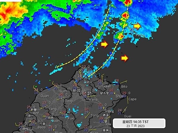 天台灣北方海面對流發展很旺盛，下午看起來似乎有強降雨下衝的外流（outflow）進入北台灣，外流前緣看得到有排列成線狀的小對流胞，有點像是颮線（squall line）的東西。圖／取自「天氣職人-吳聖宇」臉書粉專