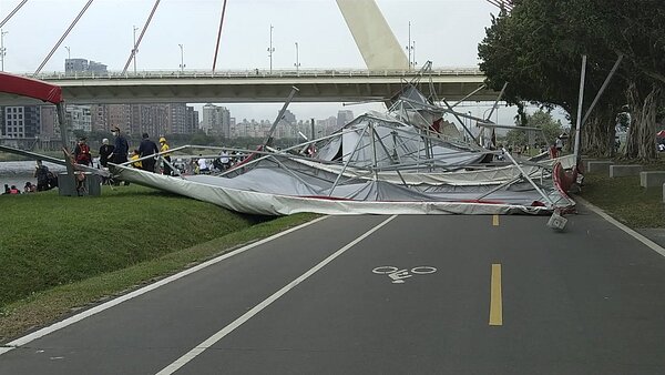 台北市的全國原住民族運動會設在大佳河濱公園數頂帳篷昨天被吹翻。(圖/北市體育局)