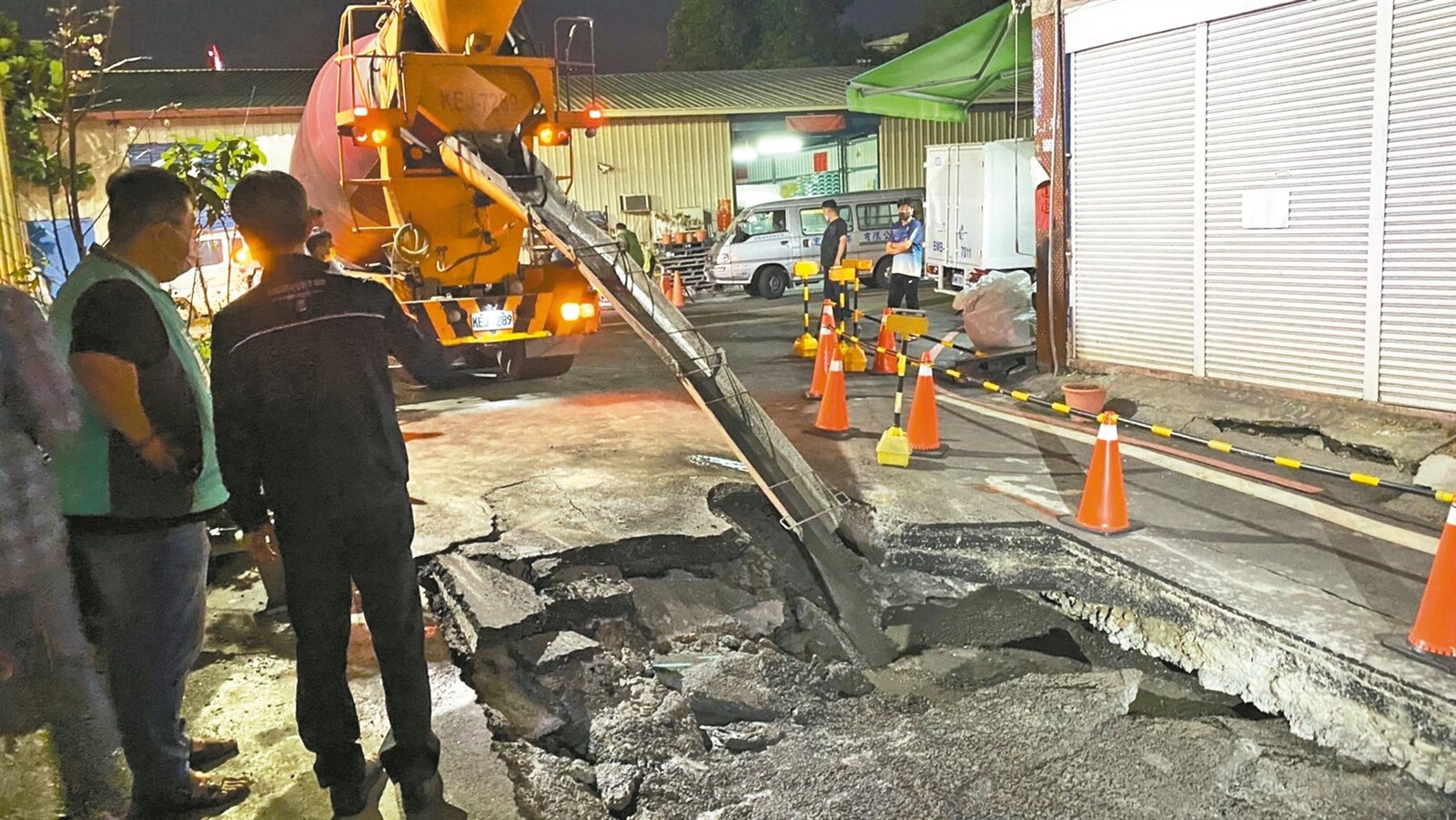 彰化市平和8街出現「天坑」，塌陷一度擴大，經灌漿搶救，目前暫時穩定。記者劉明岩／攝影 