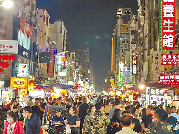 高市經發局配合演唱會推出商圈夜市優惠券，帶動夜市平均人流多3成，營業額最多增5成。（翻攝照片／洪靖宜高雄傳真）