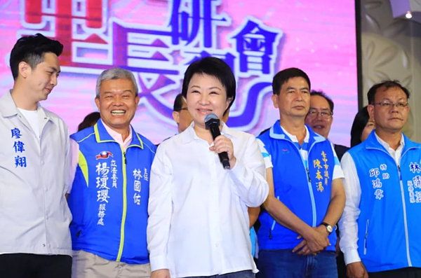 「類黃燈」引發熱議,台中市長盧秀燕今出席第四屆里長研習會表示,感謝中央聽見地方聲音,轉換燈號,不過市府可能需要跟中央了解一下「類黃燈」,與黃燈、綠燈有何不同。圖/台中市政府提供