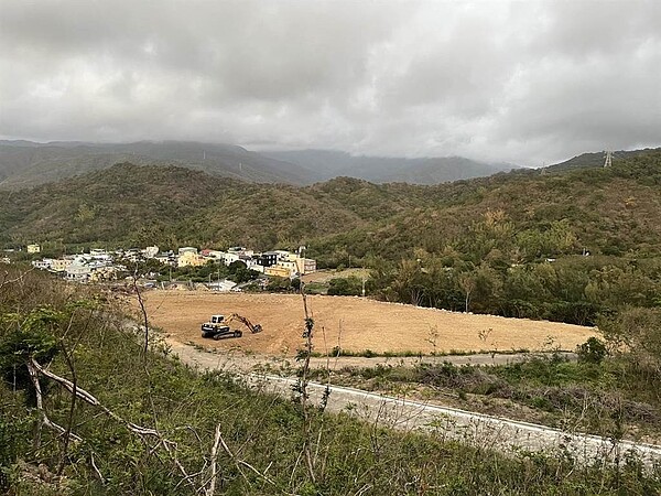 屏東縣獅子鄉楓林村一處山坡地經光電業者申請開發後，光禿禿的坡面看得村民心驚膽顫，擔憂成為「第2個小林村」。（宋銘德提供／謝佳潾屏東傳真）