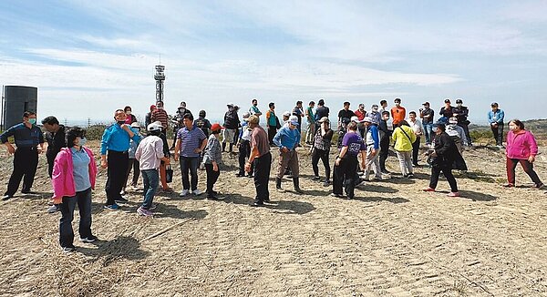 台中市政府水利局等單位23日前往現場會勘,附近民眾獲悉發動前往現場關切抗議!(民眾提供/陳世宗台中傳真)