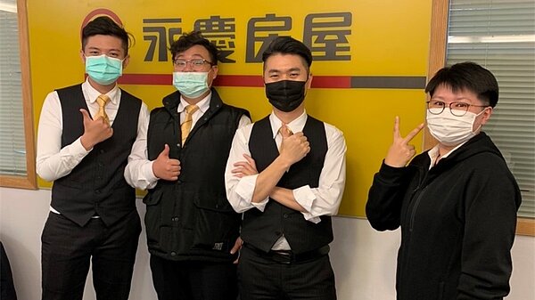 永慶房屋重視合作的工作文化,讓吳建澄(左1)平日與同事感情相當好。(圖/永慶房屋吳建澄提供)
