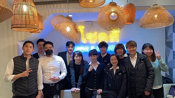 永慶房屋互助合作文化,同事間感情好常一起聚餐。(圖/永慶房屋提供)