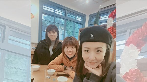 林毓璞(右1)閒時帶直屬學妹出外聚餐。(圖/永慶房屋提供)