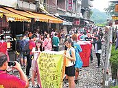 自律「只賣不放」見成效　平溪天燈重升空