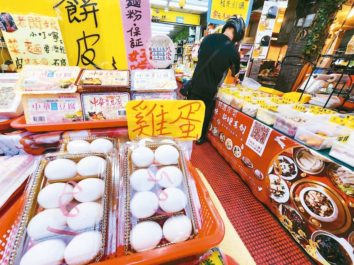 今晚將召開蛋雞產銷會議討論蛋價，外傳蛋價可能要再漲三元，引起消費者關注。記者葉信菉／攝影 