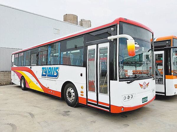 市區客運952路線往返桃園蘆竹、新北板橋,客運業者購置22輛一般大客車及2輛無障礙大客車,以全新車輛提供服務。(桃園市交通局提供/賴佑維桃園傳真)