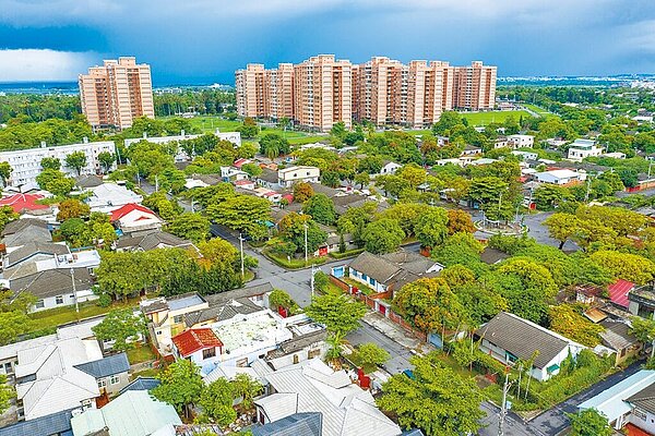 左營海軍眷村於2010年登錄文化景觀,其保存及管理原則訂定迄今已13年,因此高市文化局23日舉辦「左營海軍眷村文化景觀通盤檢討─保存及管理原則審議案」。(高市文化局提供/楊舒婷高雄傳真)
