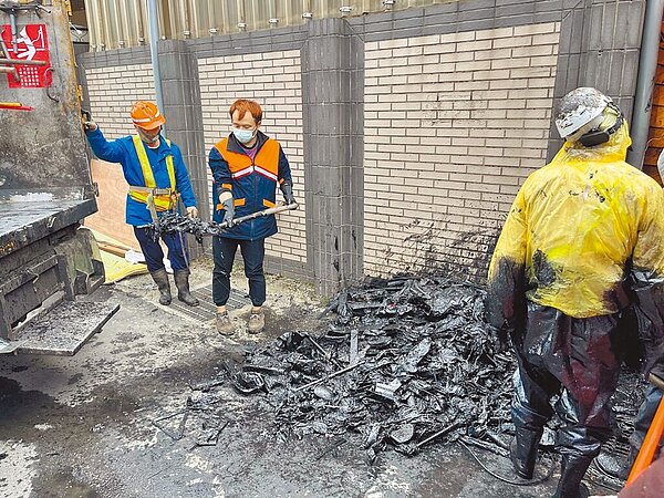 新北市新莊塔寮坑溪自228連假起傳出不明異味，環保局獲報跨單位合作清除。（新北市環保局提供／葉德正新北傳真）